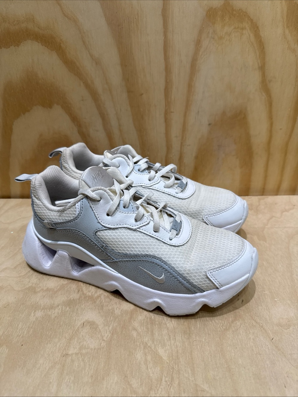 Nike RYZ 365 2 White Metallic Platinum CU4874-105 Women’s Size 7.5